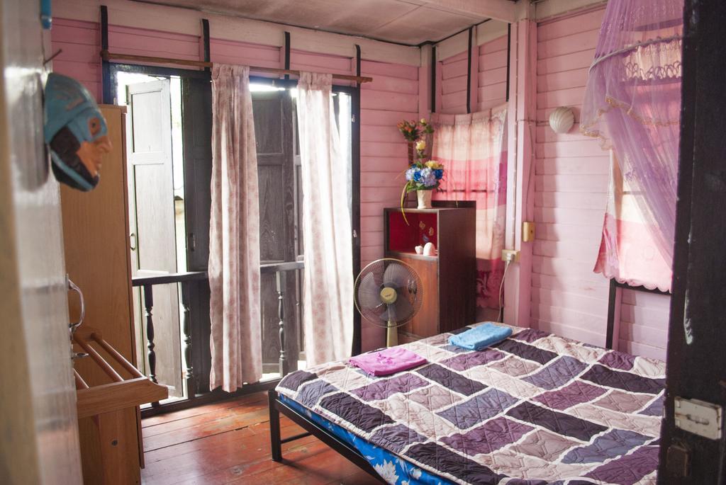 New Phiman Riverview Guesthouse Бангкок Экстерьер фото