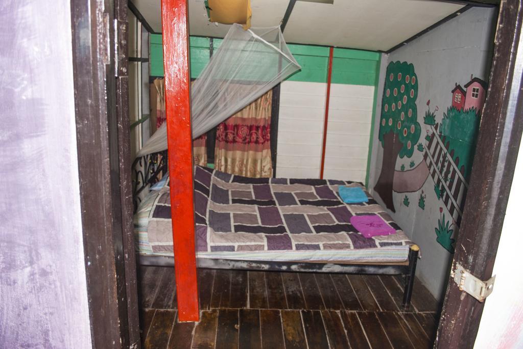 New Phiman Riverview Guesthouse Бангкок Экстерьер фото
