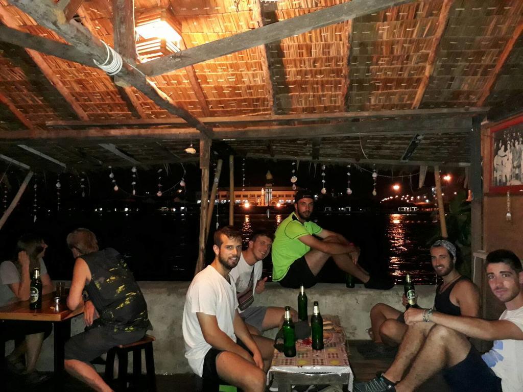 New Phiman Riverview Guesthouse Бангкок Экстерьер фото